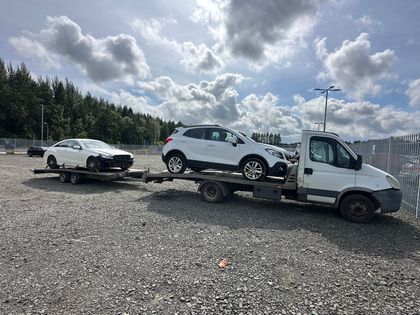 Два автомобила, натоварени на платформа и ремарке на Roadsist Auto за планиран превоз от Клиланд