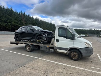 Автомобил с щета отпред, натоварен и обезопасен на платформа на Roadsist Auto в Ланаркшър