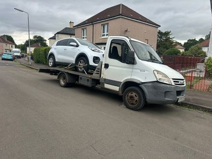 Roadsist Auto взима автомобил от жилищна улица в Глазгоу